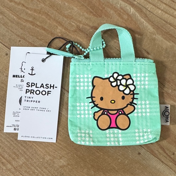 ALOHA Collection Hello Kitty Tiny Tripper - Picture 1 of 5